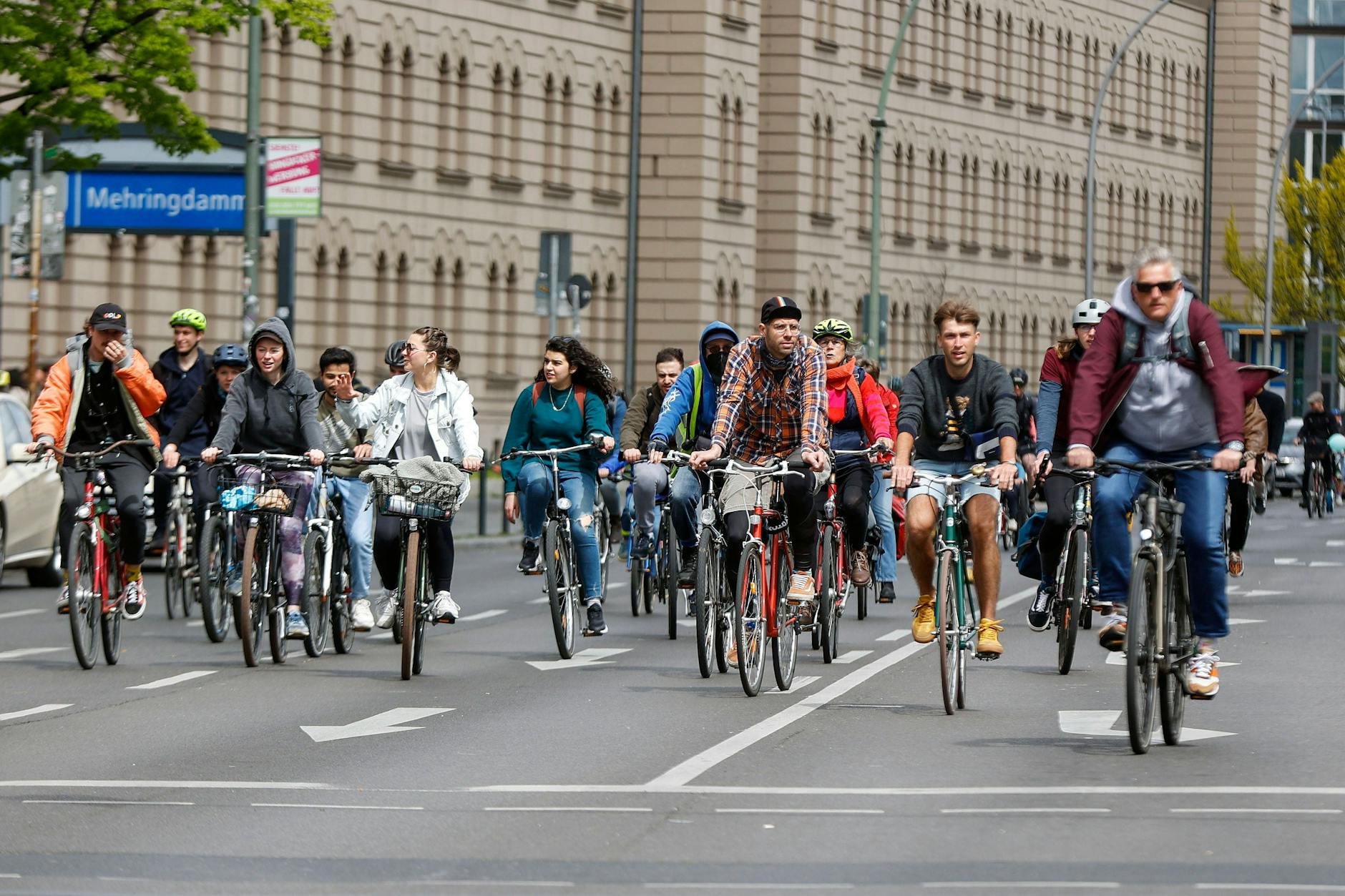 Radfahrer bei einer Demo im Mai in Berlin. Auch am Sonnabend werden wieder mehrere Fahrradkorsos durch die Stadt radeln.