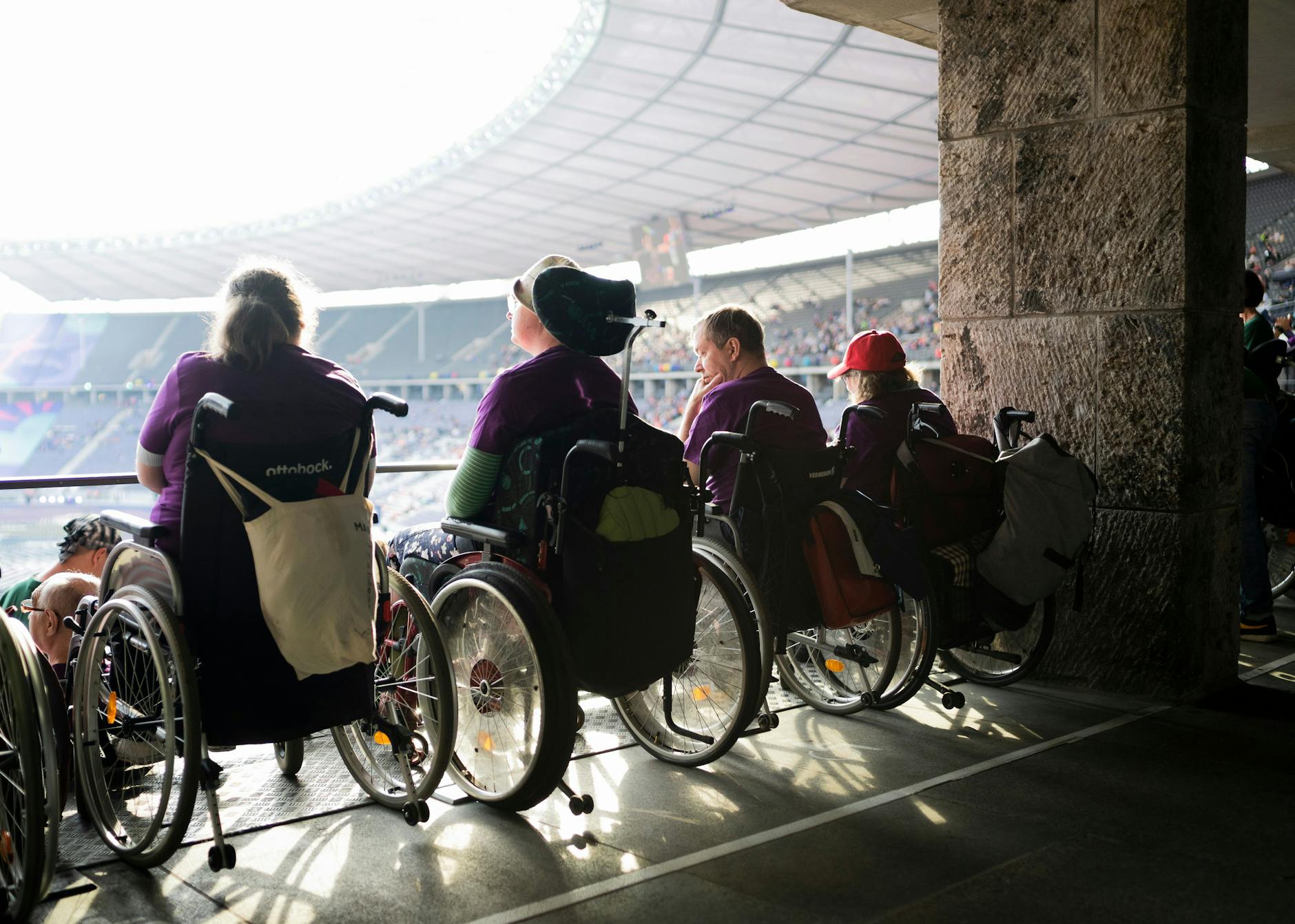 Zuschauer bei der Eröffnungsfeier im Olympia Stadion.