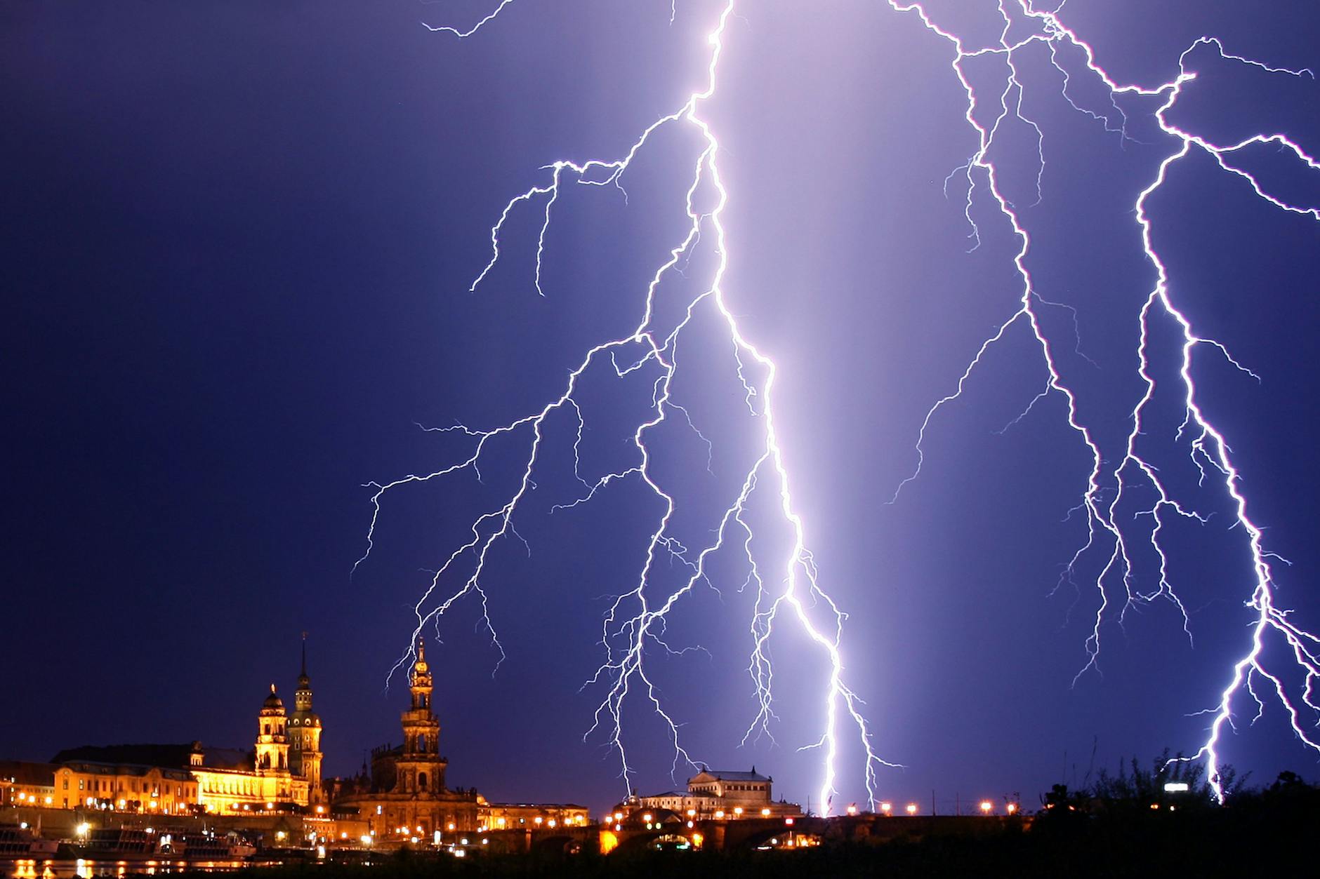 Das heftige Unwetter über Deutschland führte zum Dauereinsatz der Feuerwehren.