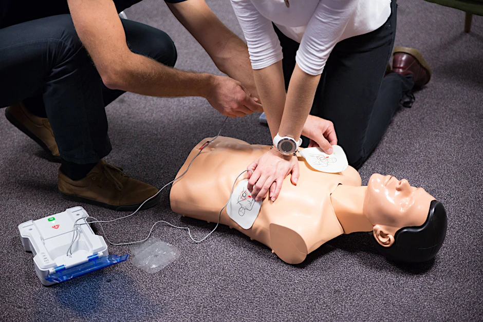 Deutschlandweit könnten jährlich etwa 10.000 Menschenleben zusätzlich gerettet werden, wenn sich mehr Ersthelfer trauen würden, sofort mit der Herzdruckmassage zu beginnen.