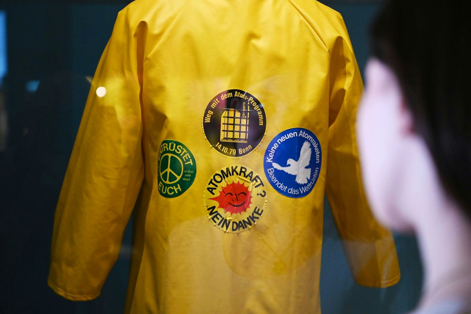 PRODUKTION - Ein westdeutscher «Friesennerz» mit Protestaufklebern.  