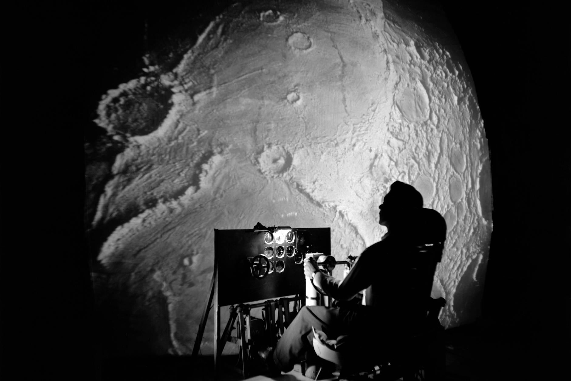 Entgegen der landläufigen Annahme ist die andere, erdabgewandte Seite des Mondes nicht dauerhaft dunkel. Ein Astronaut beim Simulieren einer Mondlandung