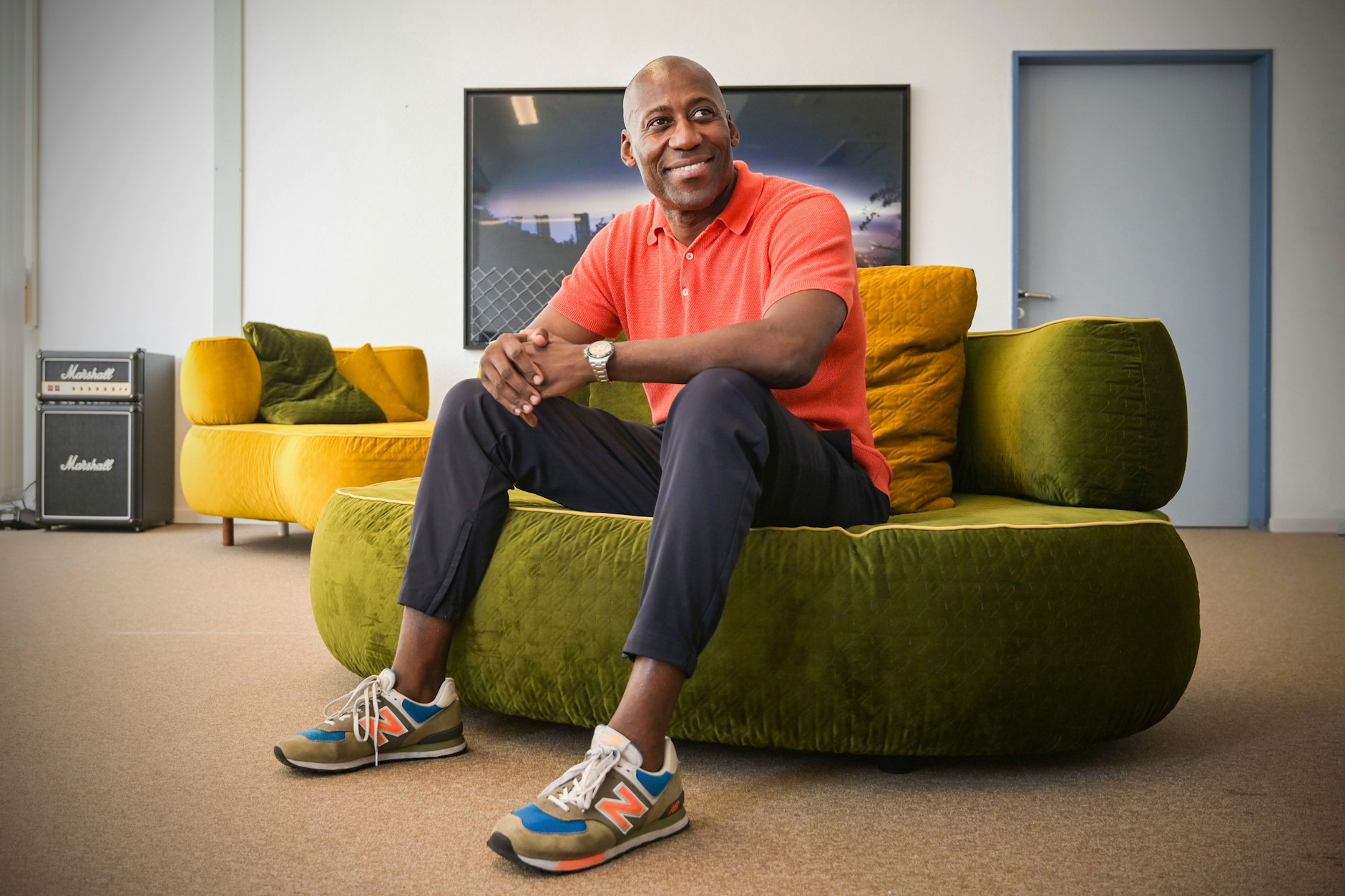 Der neue Berliner Kultursenator Joe Chialo (CDU) in seinem Dienstzimmer.