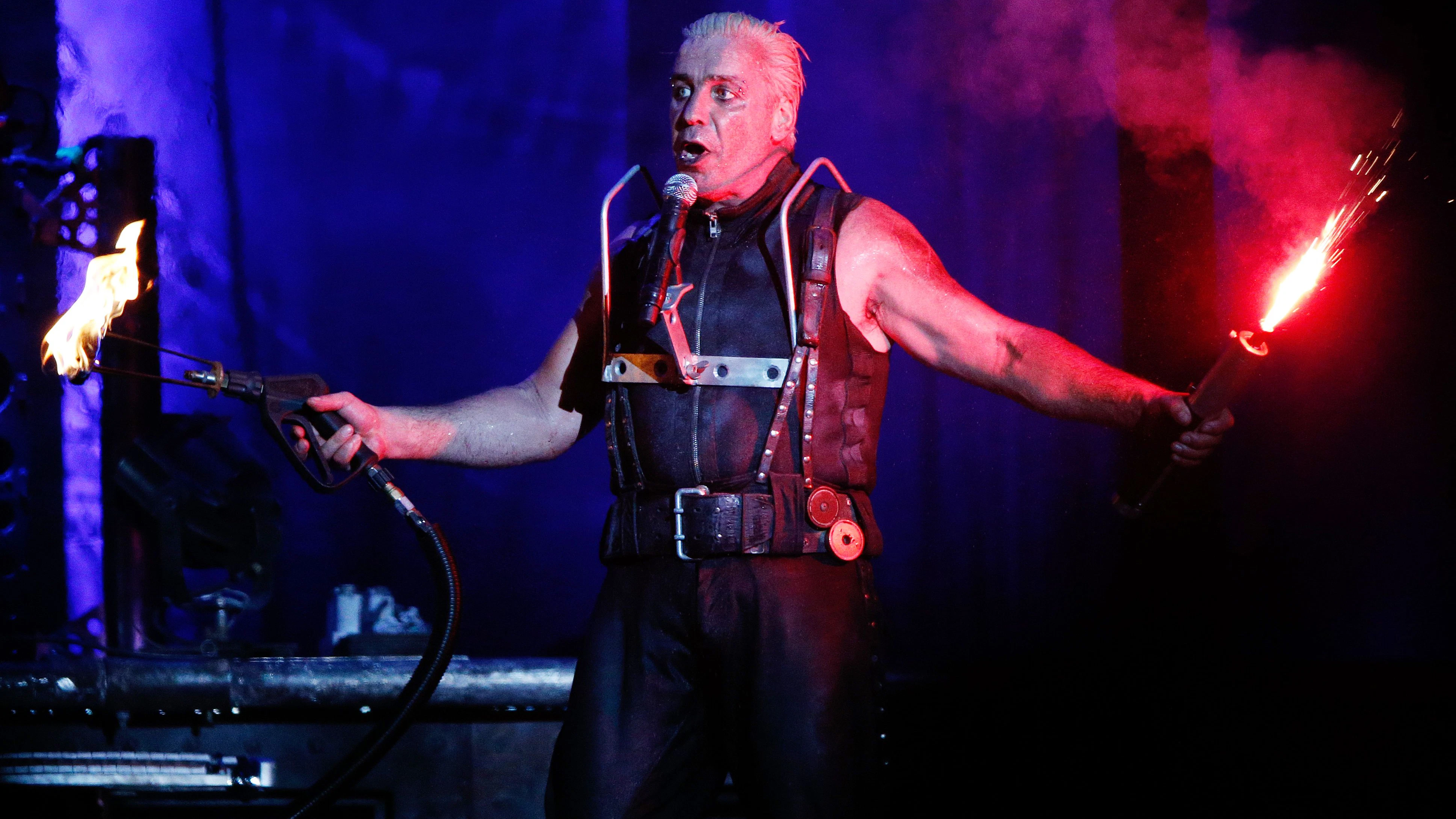 Till Lindemann, der Frontmann von Rammstein, bei einem Konzert der Band auf der Bühne.