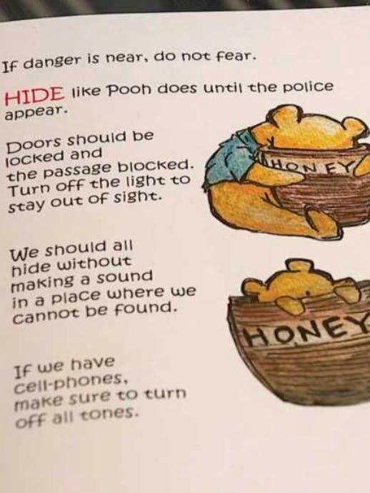 So versteckt sich Puh der Bär in seinem Honigfass und erklärt dazu: „Wir sollten uns alle, ohne einen Pieps von uns zu geben, dort verstecken, wo uns keiner findet.“