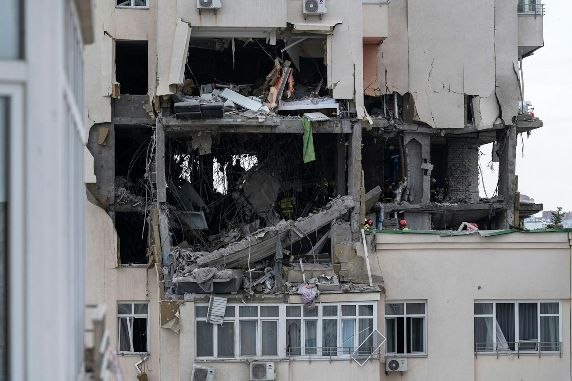 Kiew, Ukraine: Blick auf ein im Krieg beschädigtes Hochhaus