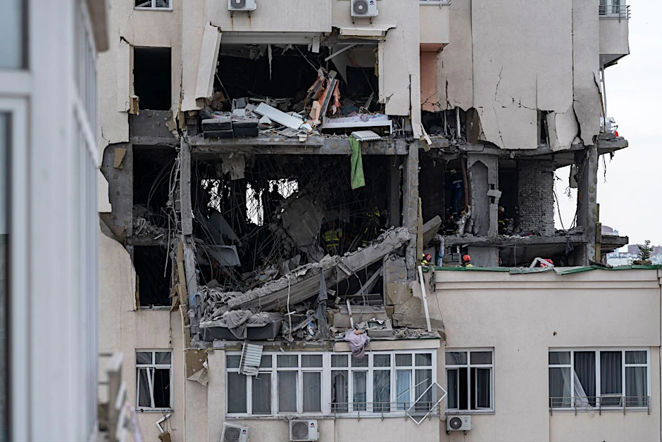 Kiew, Ukraine: Blick auf ein im Krieg beschädigtes Hochhaus
