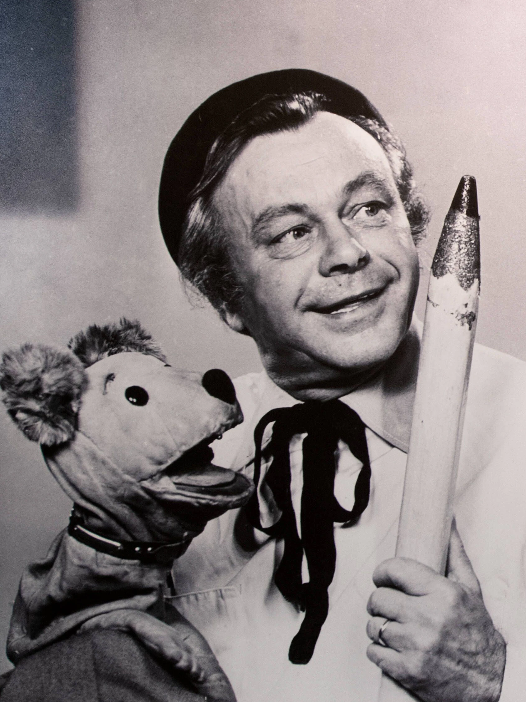 Heinz Fülfe als Taddeus Punkt mit seinem Hündchen Struppi im DDR-Fernsehen.