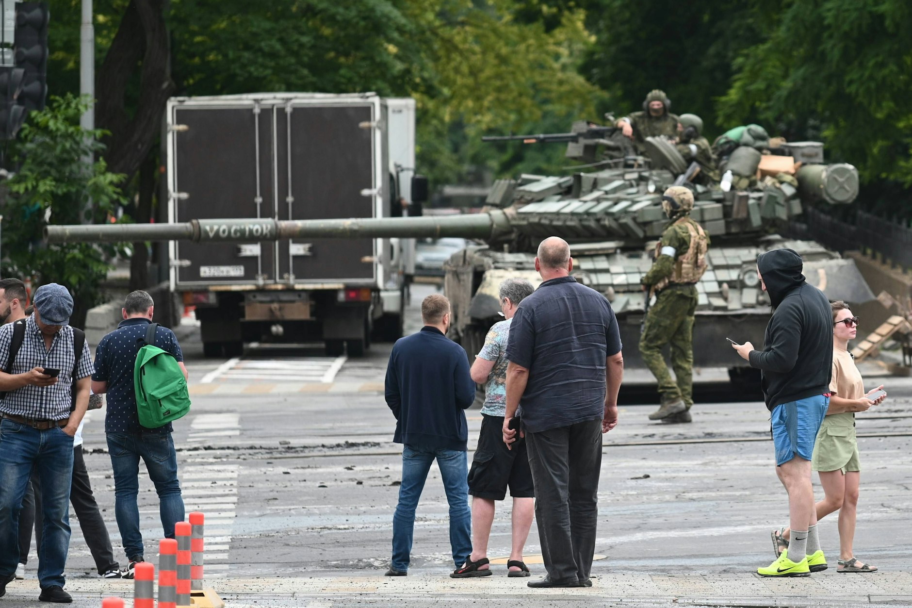 Einwohner von Rostow schauen sich die Mission der Wagner-Söldner aus der Nähe an.&nbsp;