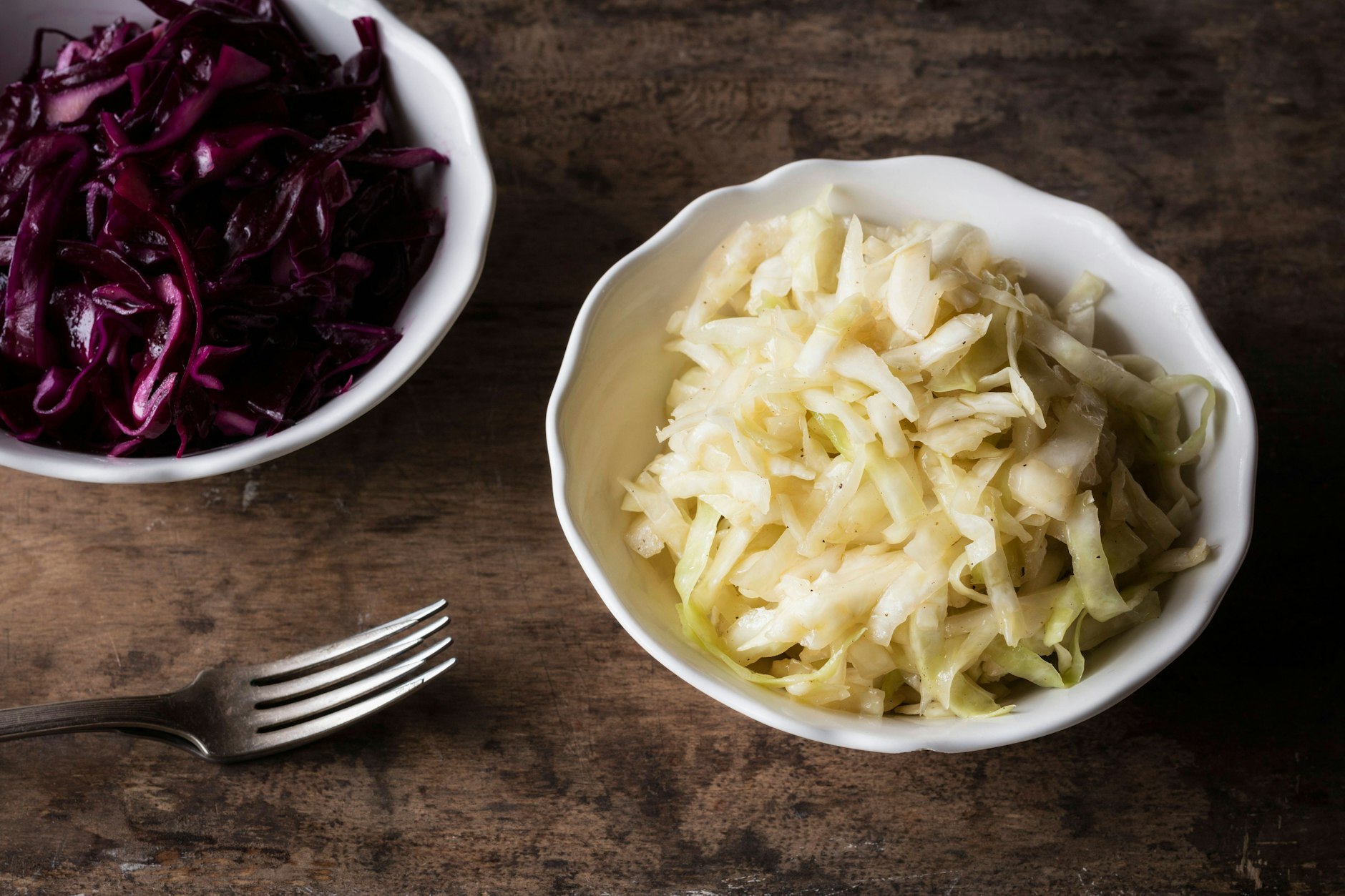 Leckerer Weißkrautsalat und Rotkrautsalat sind schnell zubereitet - probieren Sie mal dieses Rezept aus dem DDR-Kochbuch!