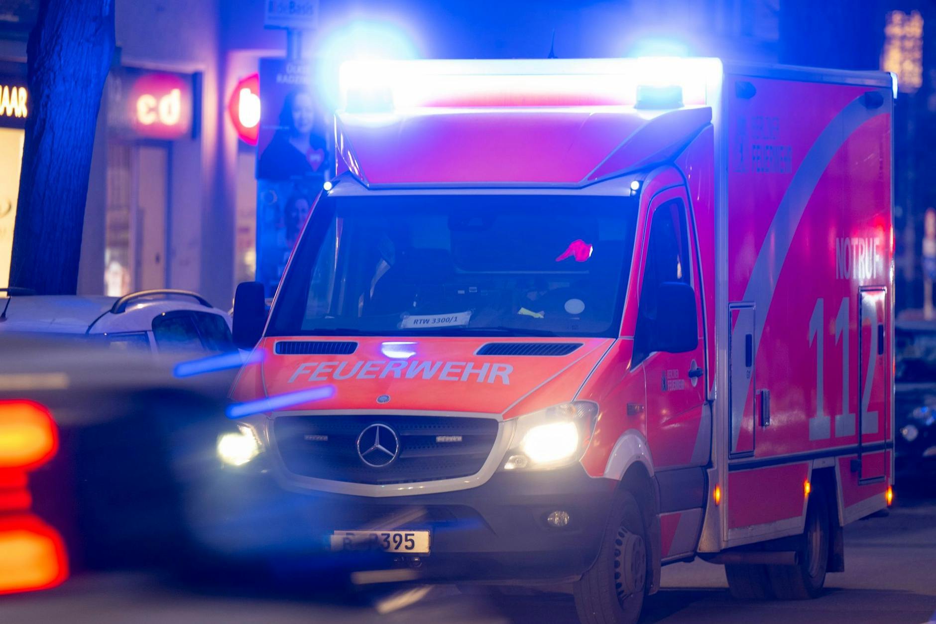 Am frühen Donnerstagmorgen ist ein Motorroller-Fahrer in Mariendorf von einem Auto angefahren worden. 