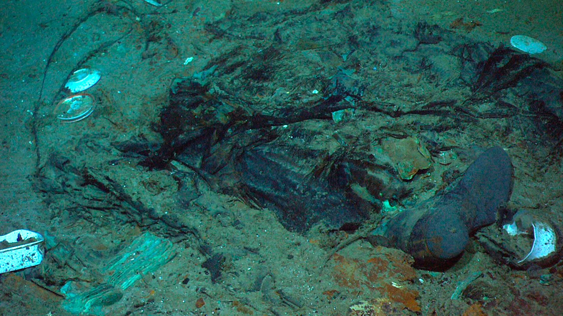 Das Foto zeigt menschliche Kleidungstücke in der Nähe des Wracks der Titanic - vom menschlichen Körper bleibt in dieser Tiefe nicht viel übrig.