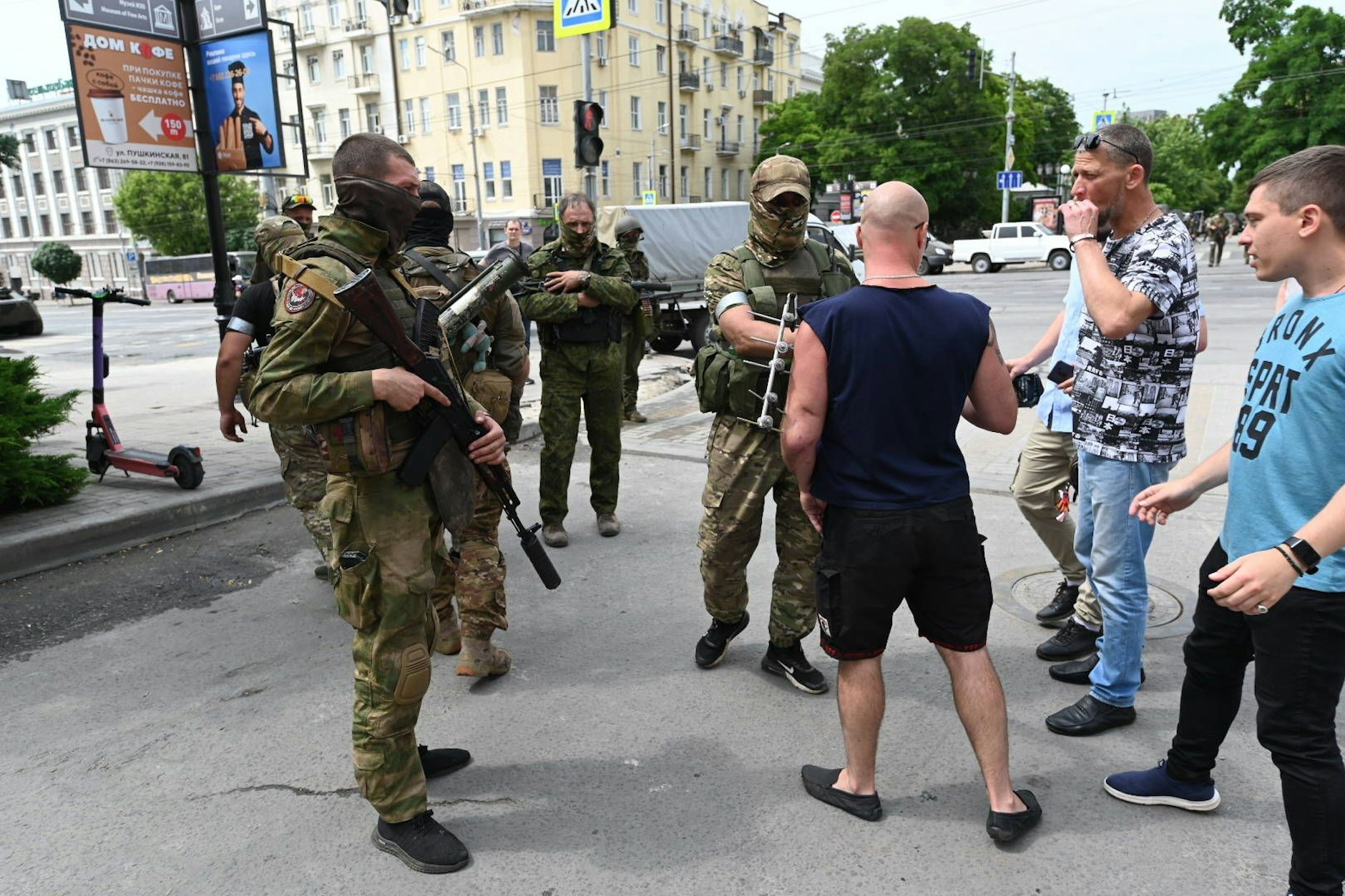 Einwohner von Rostow am Don reden mit Söldnern der Wagner-Truppe.