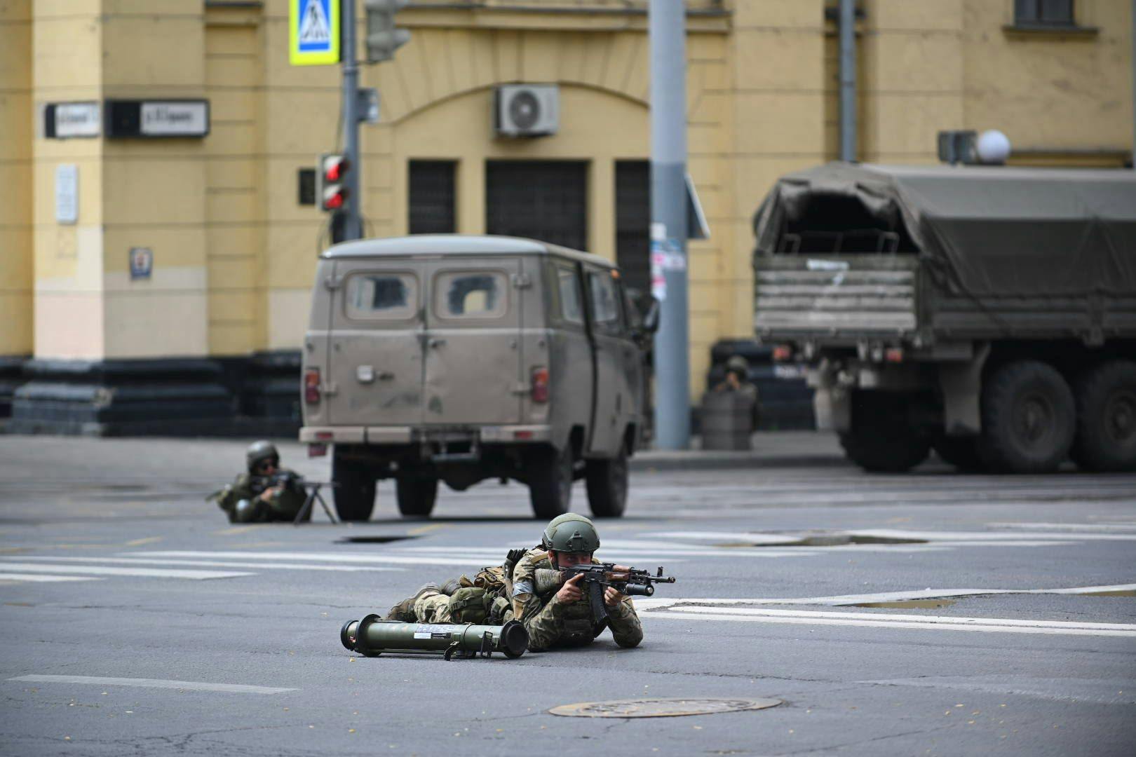 Wagner-Söldner sichern die Straßen ab.