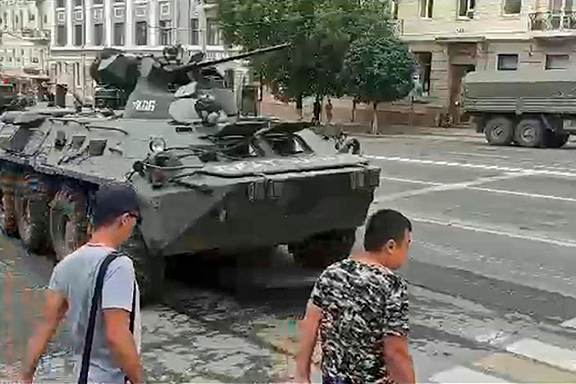 Dieses Videostandbild zeig einen russischer Panzer in einer Straße in Rostow am Don. Die Stadt wird von Wagner-Söldnern gehalten.