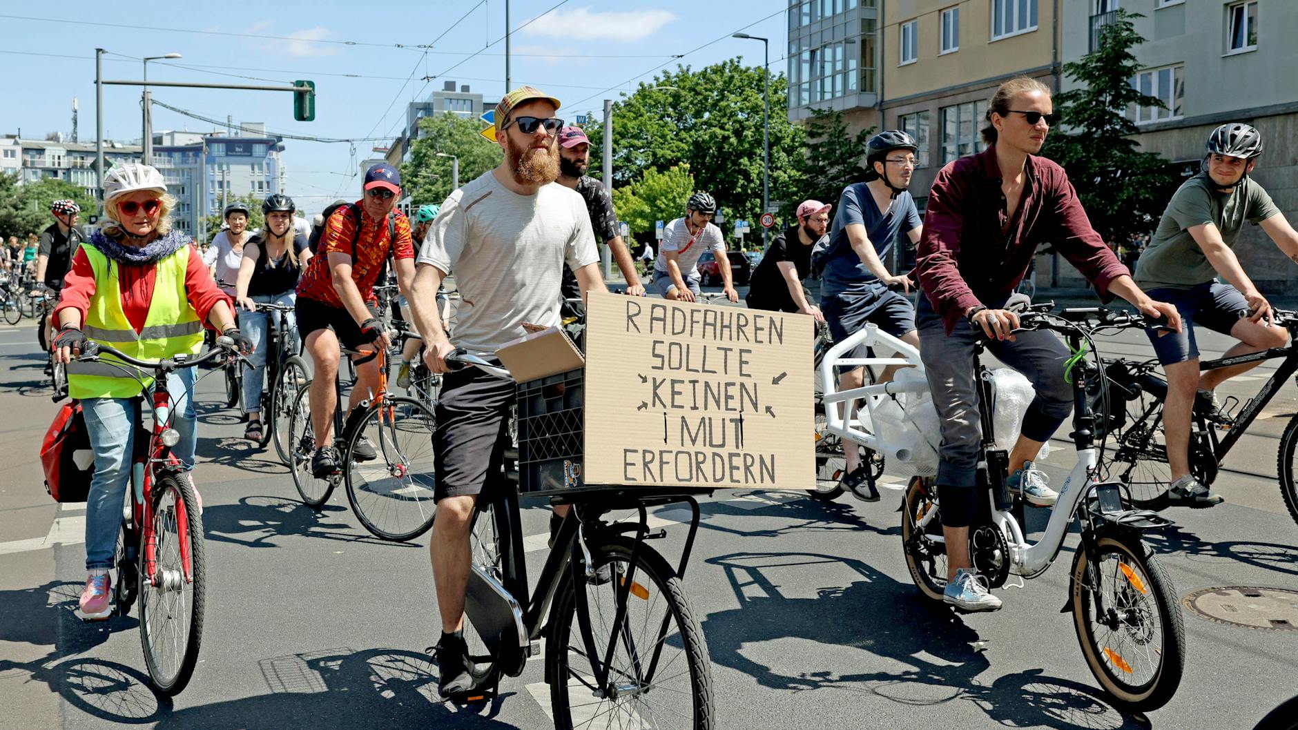 Am Sonnabend startete eine Fahrraddemo am Nordbahnhof - die Teilnehmer protestierten für eine bessere und sichere Fahrrad-Infrastruktur.