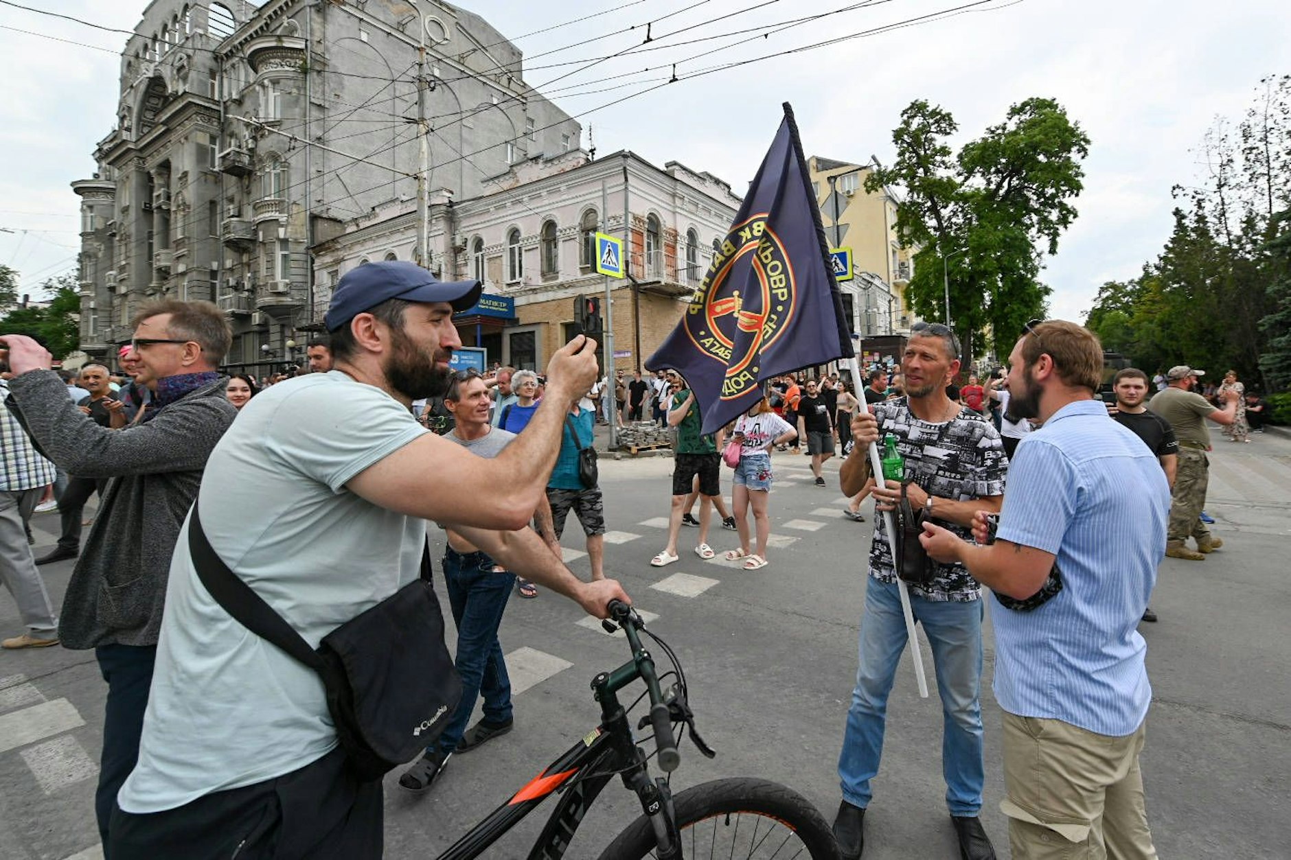 Einwohner auf den Straßen vor dem Hauptquartier des Südlichen Militärbezirks von Rostow am Don.