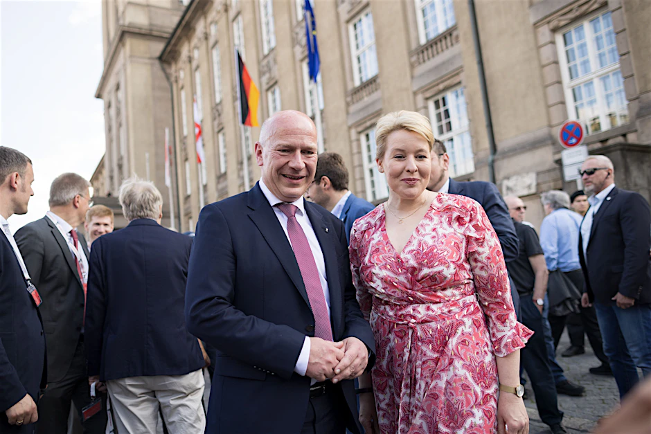 Berlins Regierender Bürgermeister Kai Wegner und&nbsp;Wirtschaftssenatorin Franziska Giffey posieren beim Bürgerfest vor dem Rathaus Schöneberg.
