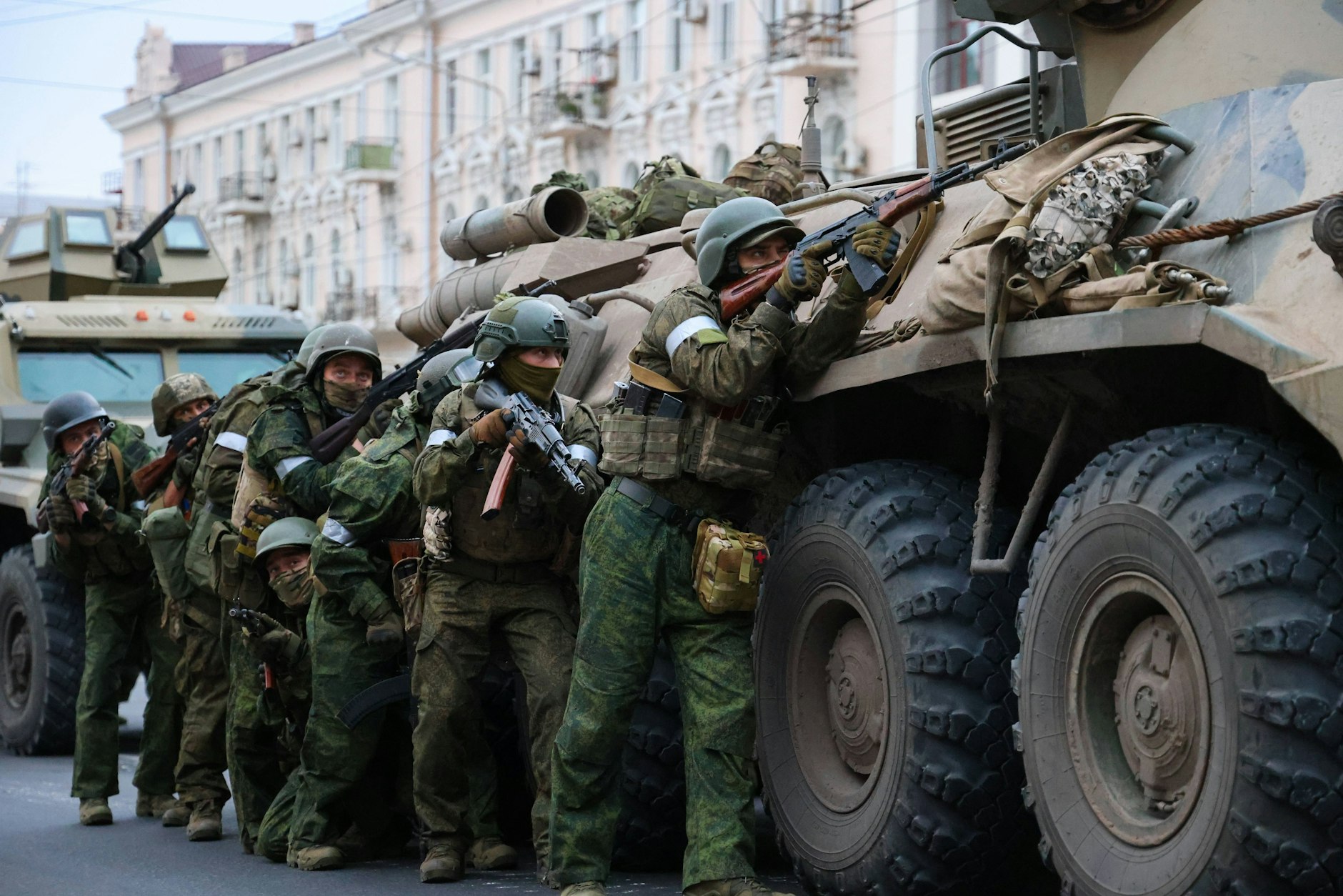 Kämpfer der Wagner-Gruppe vor dem Hauptquartier des Südlichen Militärbezirks in der Region Rostow