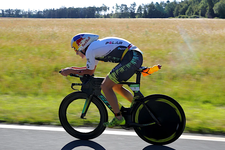 ARCHIV - Triathlet Sebastian Kienle hat beim Radtraining im Straßenverkehr mehr Angst.  