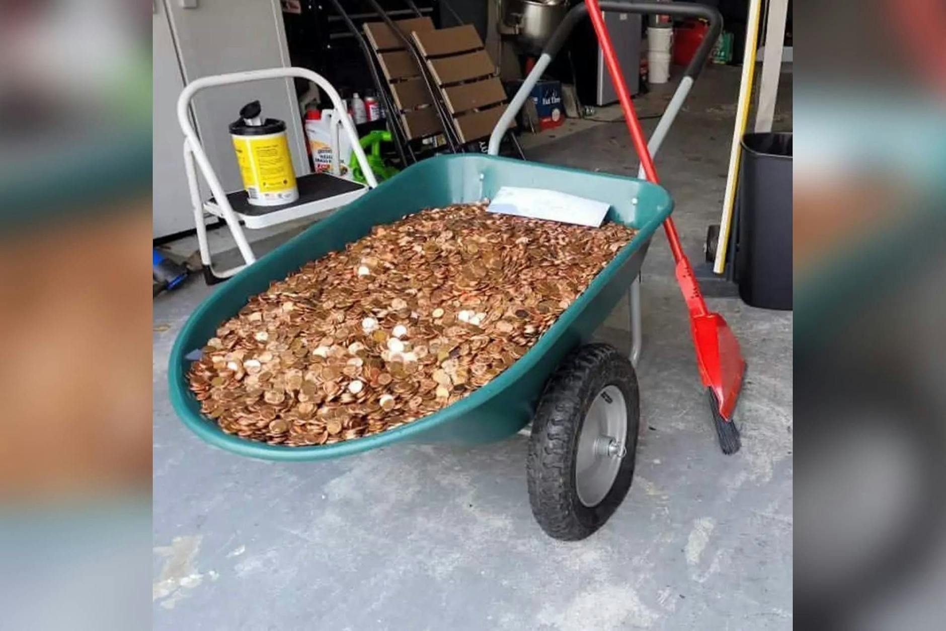 Die ölverschmiertem Cent-Stücke nach dem Zusammenkehren