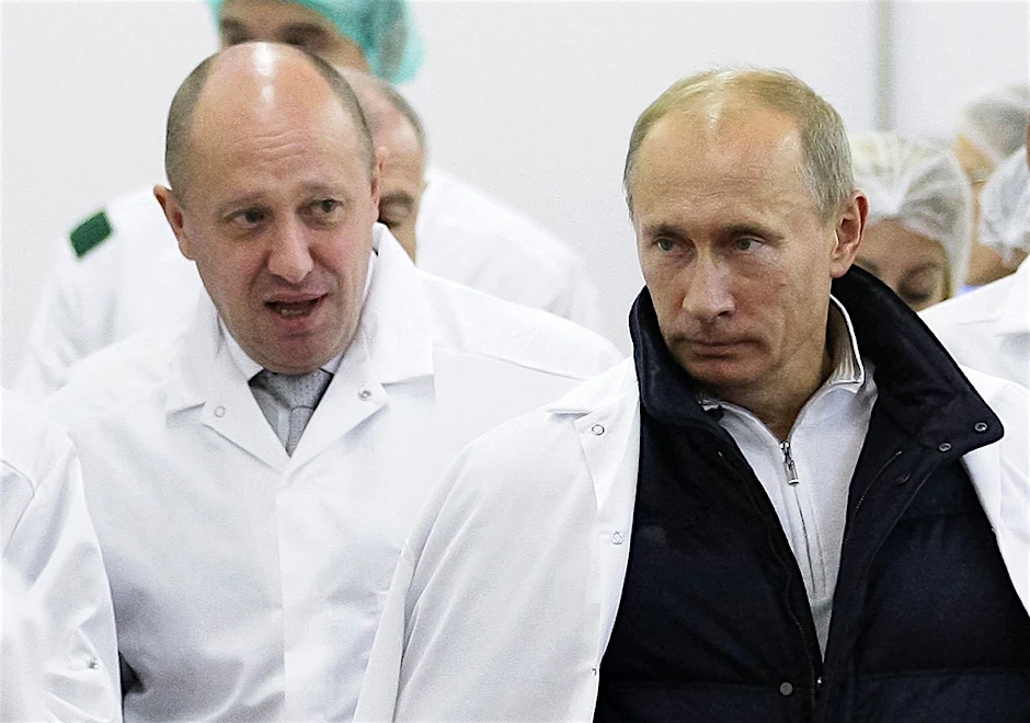 ARCHIV - Einst enge Vertraute: Jewgeni Prigoschin (l), russicher Unternehmer, führt Wladimir Putin, Präsident von Russland, durch seine Fabrik, die Schulspeisungen herstellt.  emlin/AP/dpa