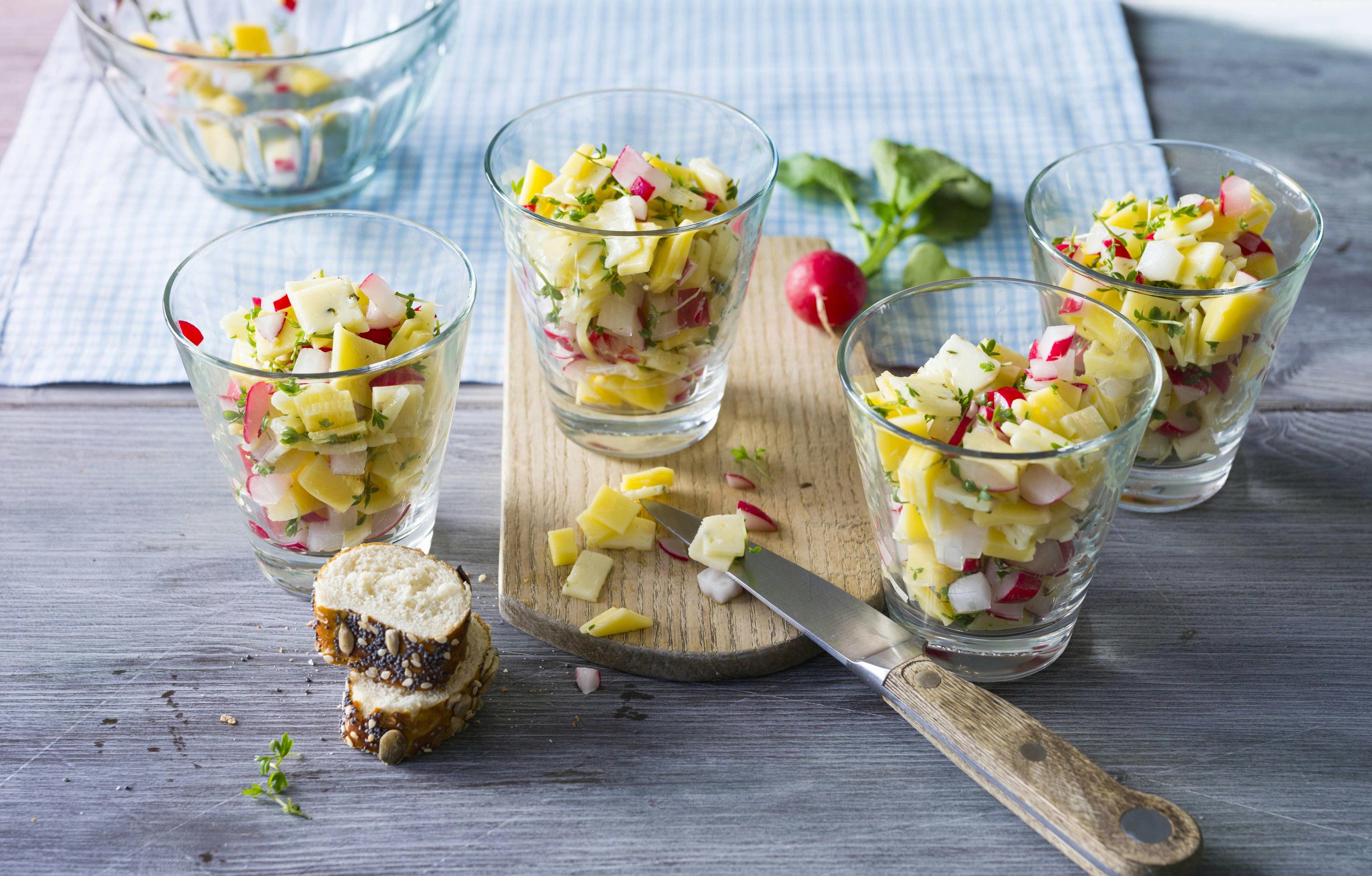 Sommerliches Rezept für Käsesalat: Leicht und lecker fürs Abendbrot