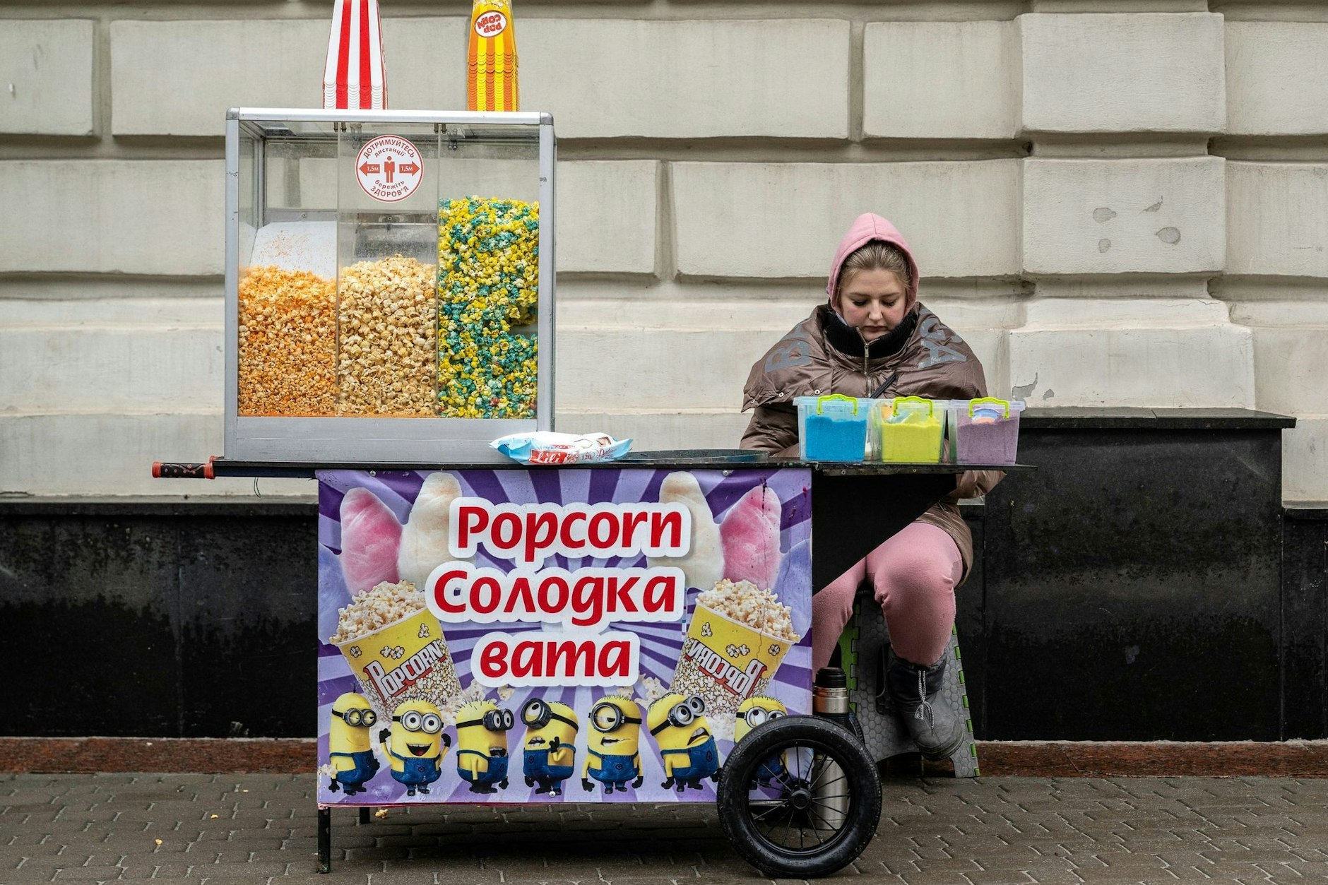 Archivbild:&nbsp;Während eines Luftalarms verkauft eine Frau in den Straßen von Kiew Popcorn.
