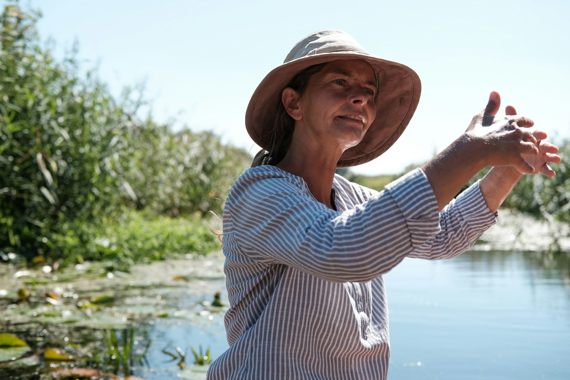 Kanu-Tour auf der Oder: Frauke Bennett kennt sich aus, kennt zu jedem Tier eine Geschichte, zu jeder Pflanze.