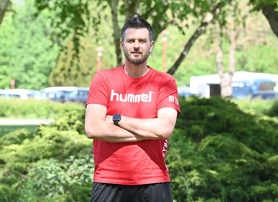 ARCHIV - Volleyball-Nationaltrainer Michal Winiarski musste mit seiner Mannschaft auch gegen Serbien eine Niederlage hinnehmen.  