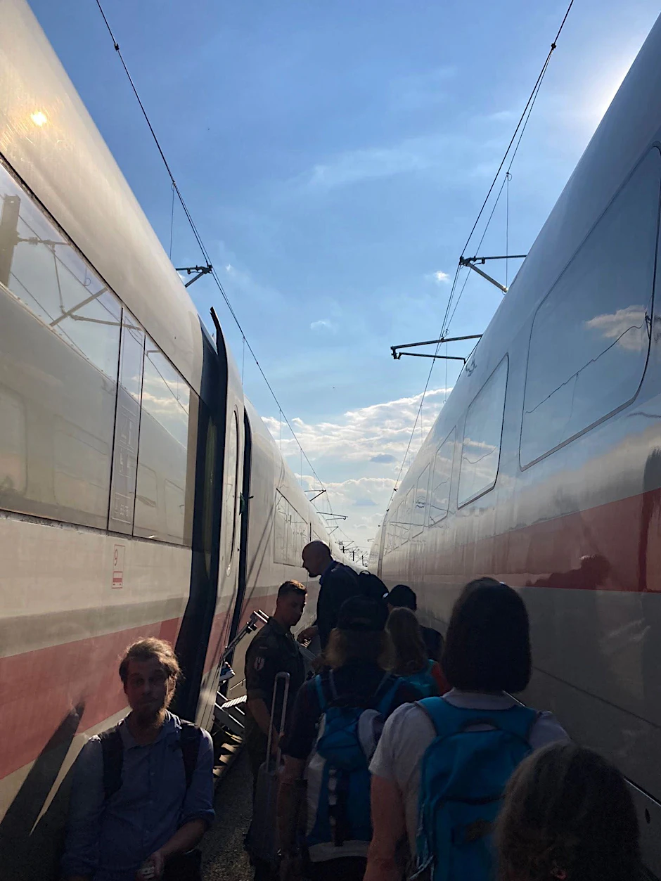Ein ICE wird evakuiert: Die Fahrgäste müssen in einen anderen Zug umsteigen.