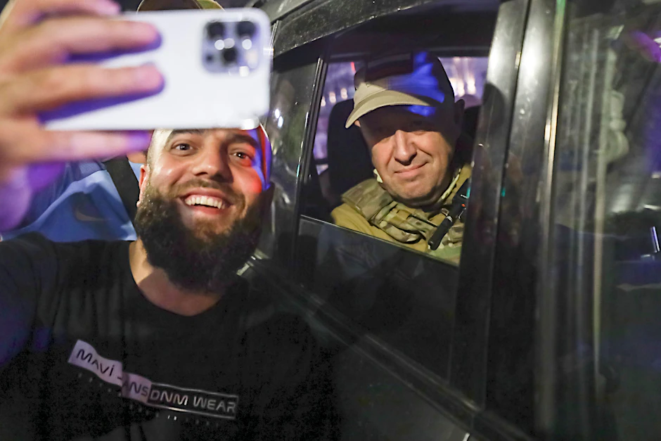 Abreise des Wagner-Chefs: Ein Schaulustiger macht in Rostow ein Selfie mit Jewgeni Prigoschin.