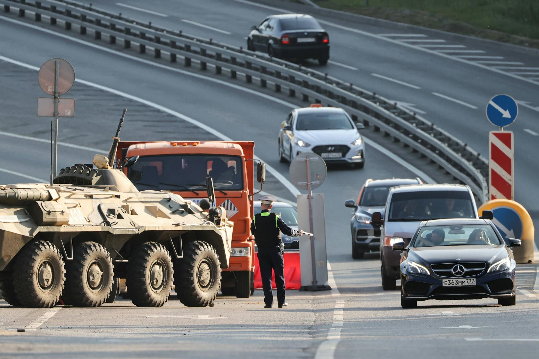 Die Stadt Moskau bereitete ihre Verteidigung vor: Militärfahrzeug auf einer Zufahrtsstraße.