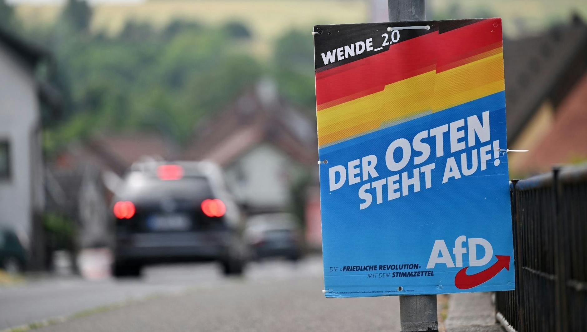 PRODUKTION - Ein Wahlplakat der AfD hängt an der Bundesstraße 89 im Landkreis Sonneberg.