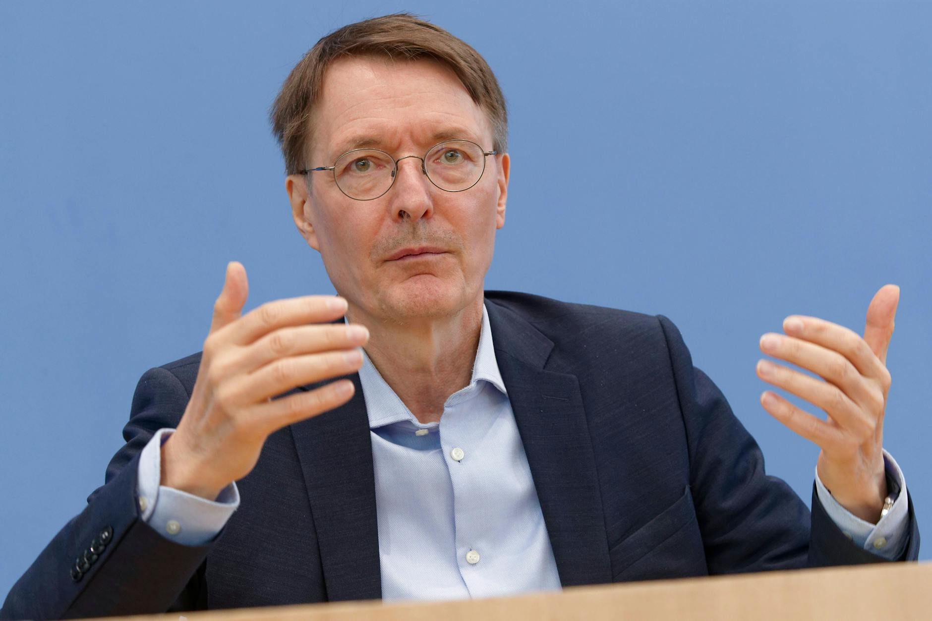 Deutschland ist schlecht gerüstet für Hitzewellen. Gesundheitsminister Karl Lauterbach will das ändern. 