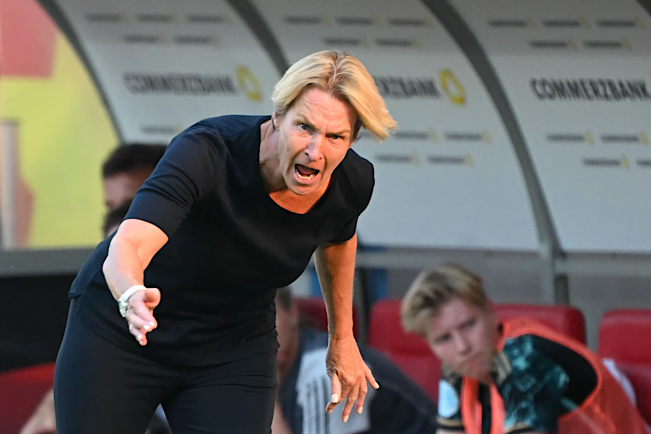 Bundestrainerin Martina Voss-Tecklenburg gibt den deutschen Fußballerinnen viele Anweisungen.