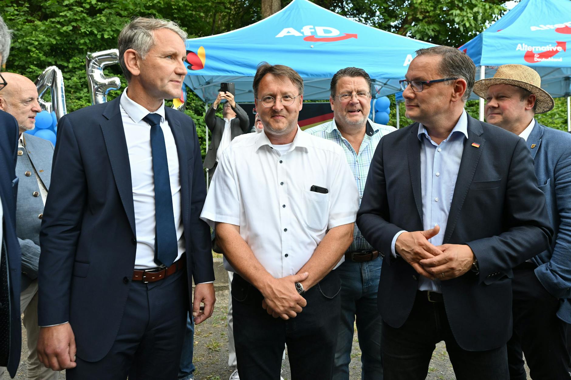 AfD-Wahlparty in Sonneberg: Björn Höcke (li.), Robert Sesselmann (M.), Stephan Brandner (3.v.l.) und Tino Chrupalla stehen vor dem Restaurant Frankenbaude. 