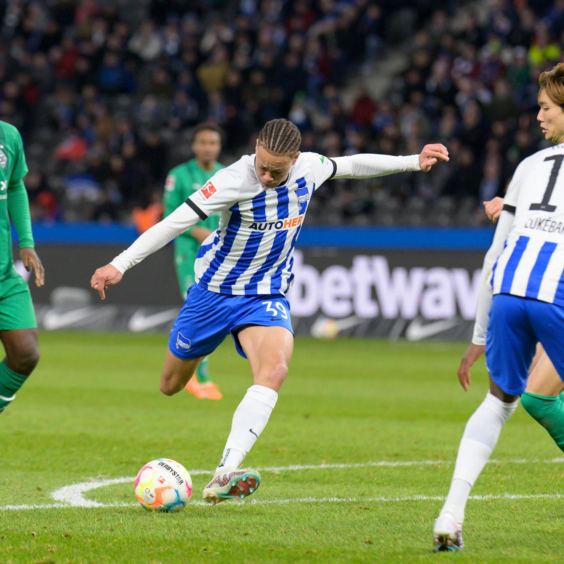 Einmal kräftig durchziehen und drin ist der Ball! Derry Scherhant machte im Februar sein erstes Bundesliga-Tor beim 4:1 gegen Gladbach.