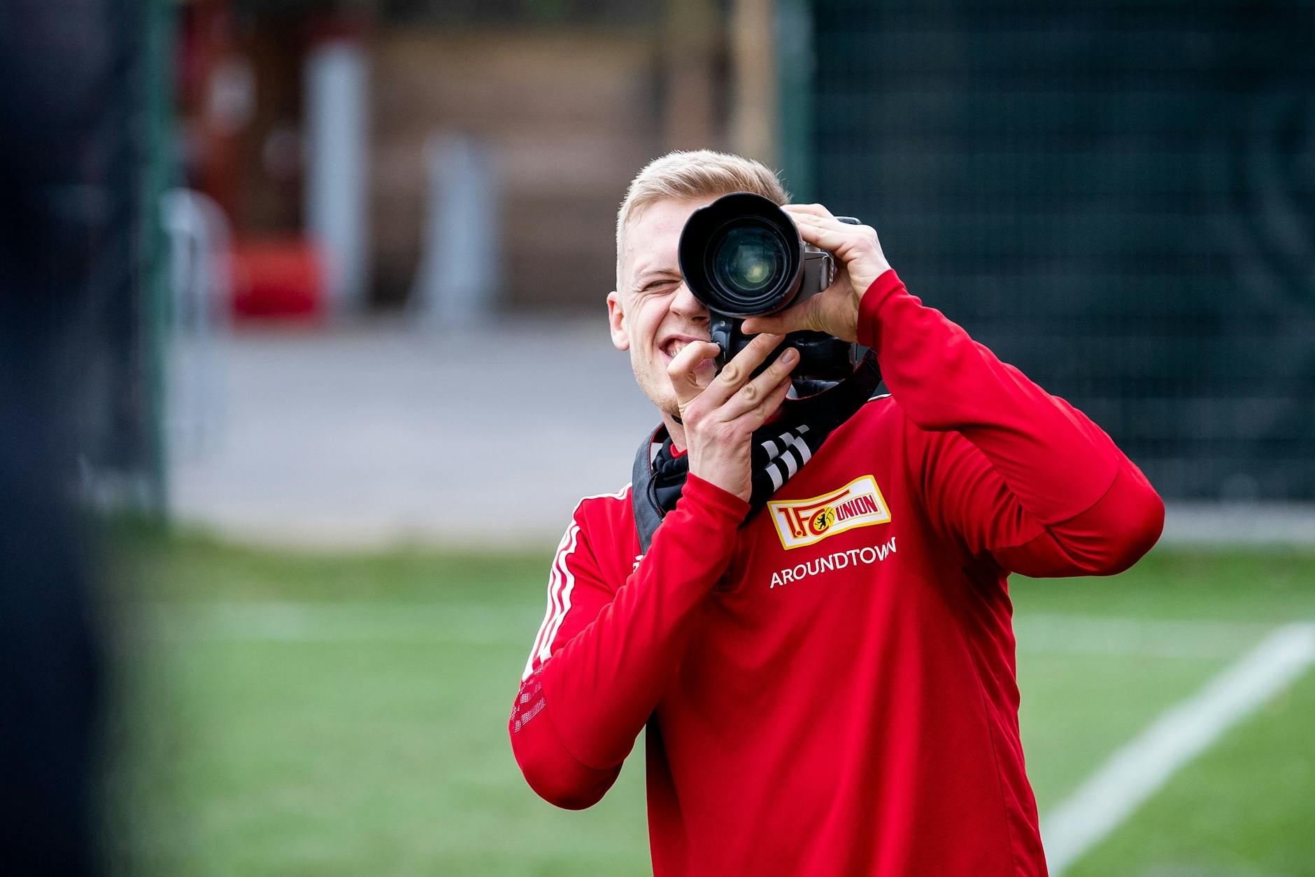 Timo Baumgartl hat sich eine Kamera geschnappt und schaut durch die Linse auf die Fußballwelt.