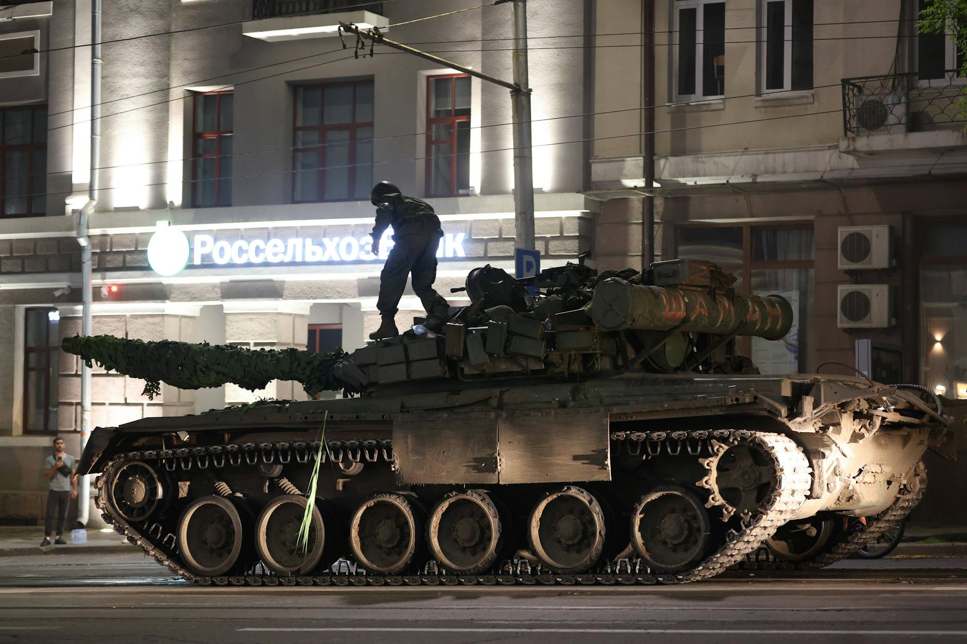 Ein Söldner auf einem Panzer