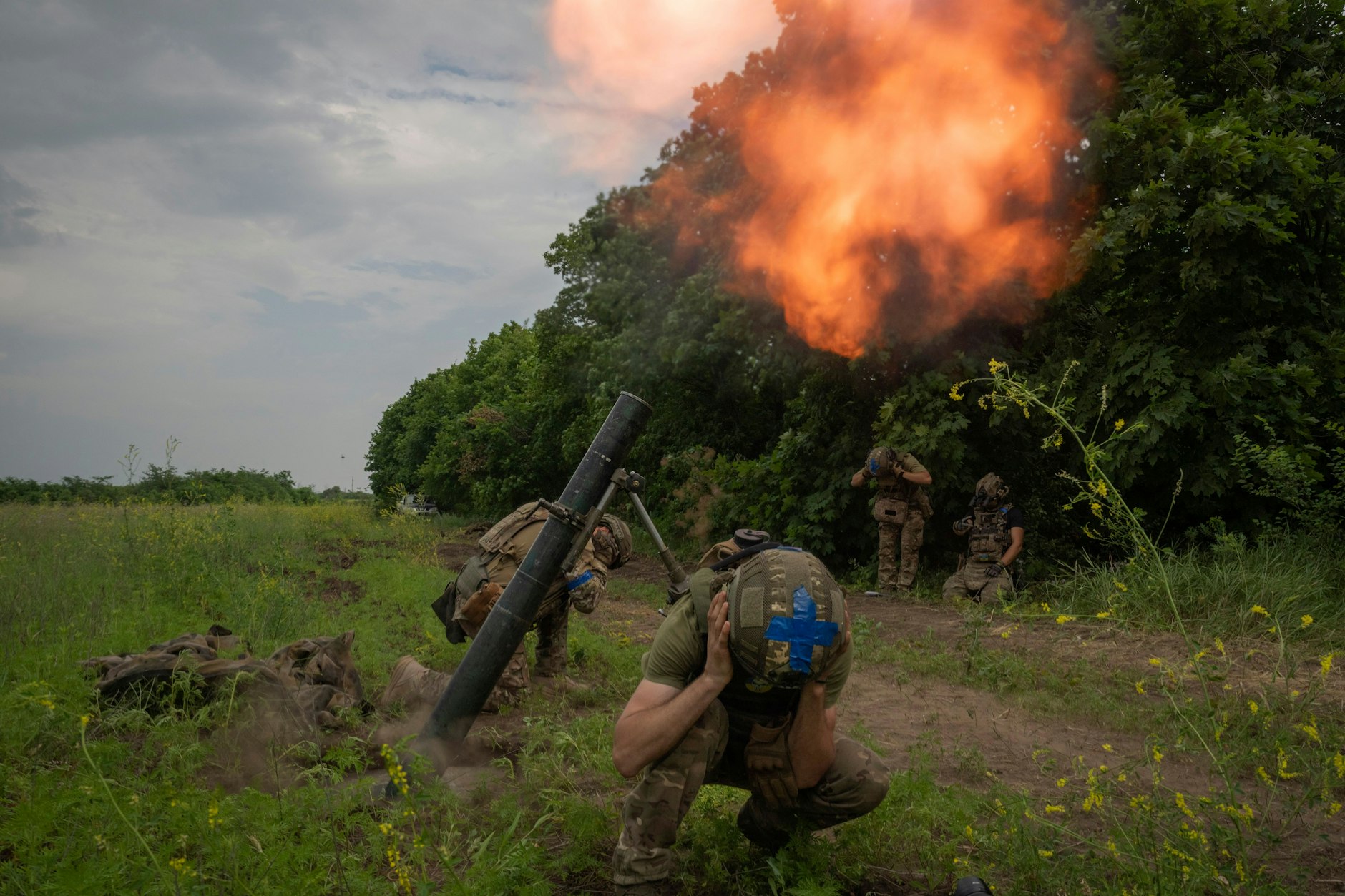 Ukrainische Soldaten feuern an der Frontlinie in der Region Saporischschja auf russische Stellungen.&nbsp;