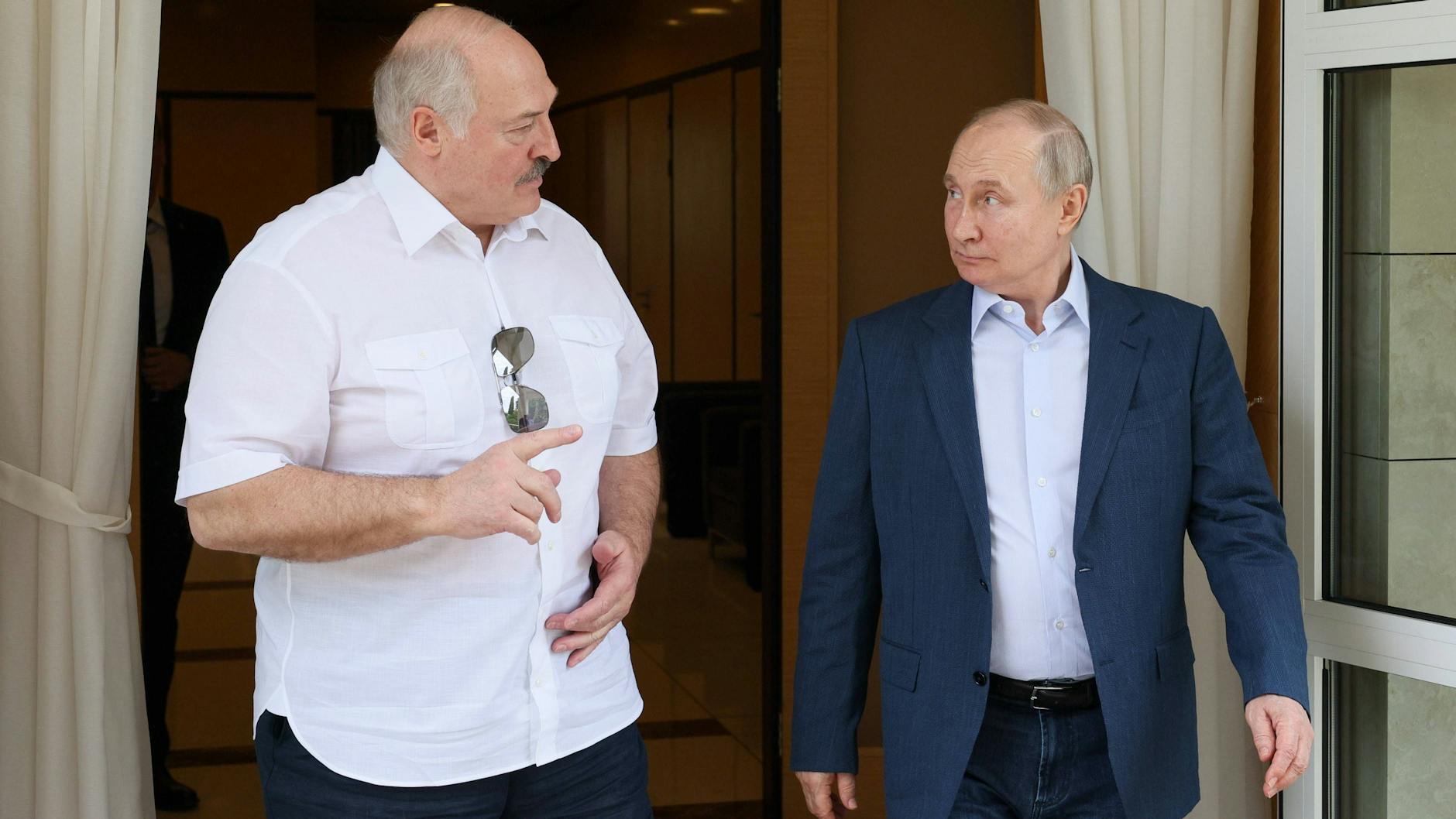 Alexander Lukaschenko und Wladimir Putin bei einem Treffen am 9. Juni. Der Belarusse war Putin wegen dessen Unterstützung nach den gefälschten Wahlen 2020 etwas schuldig. Jetzt könnten die beiden quitt sein, falls es wirklich Lukaschenko war, der Prigoschin zum Aufgeben bewegte.