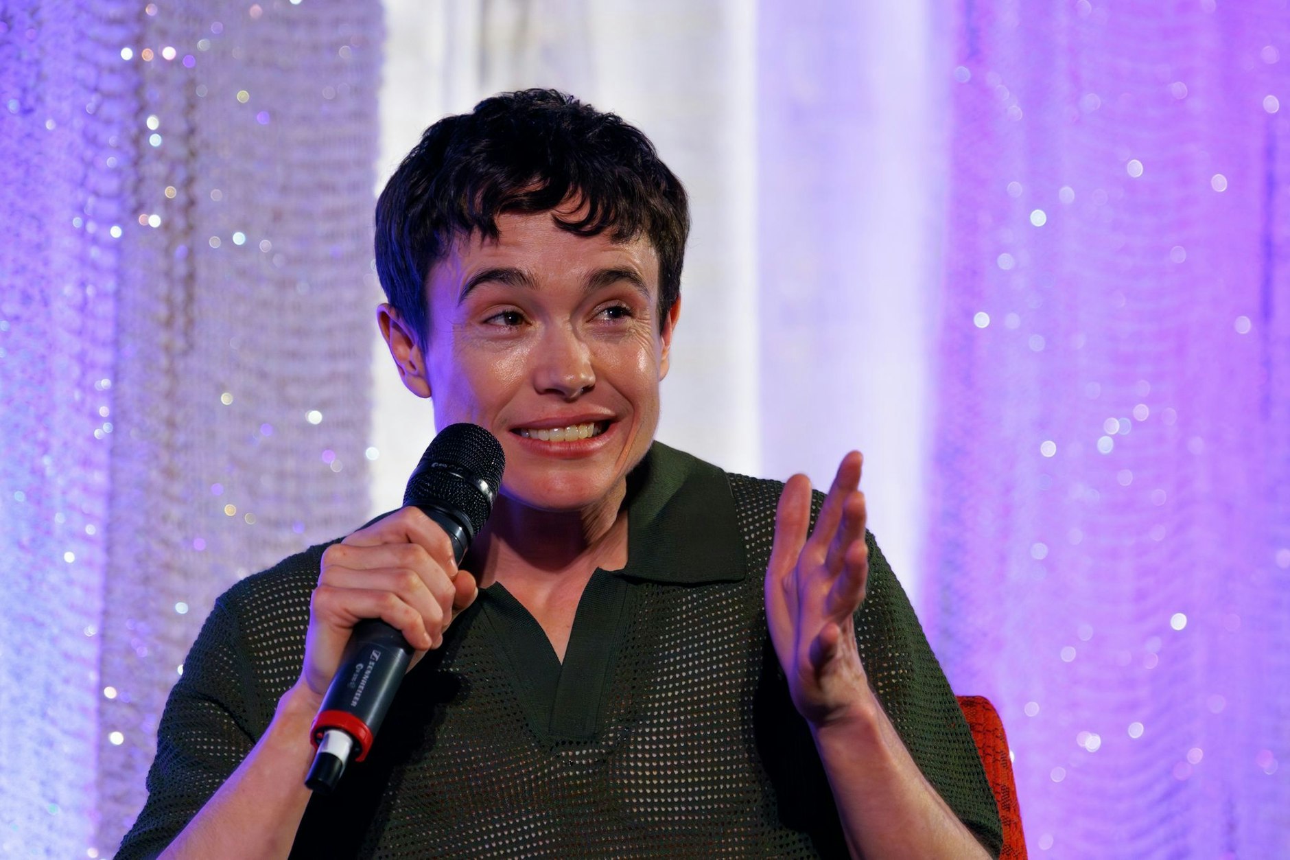 Elliot Page, Schauspieler und Autor, sitzt bei einem Gespräch vor der Lesung auf der Bühne.  