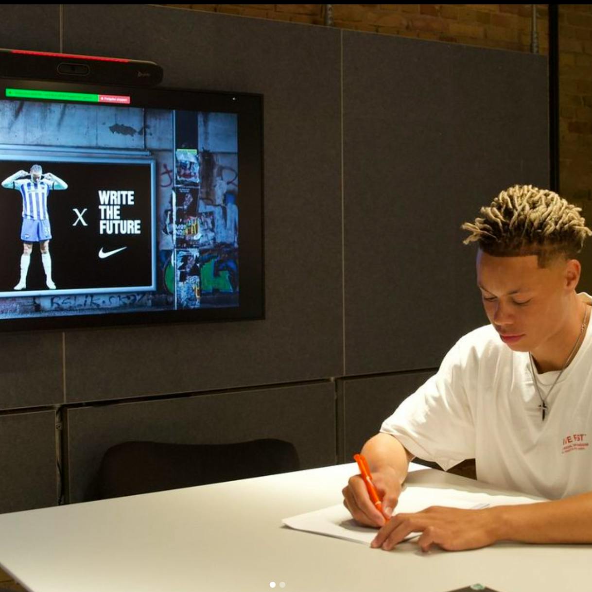 Derry Scherhant veröffentlichte auf Instagram dieses Foto von seiner Vertragsunterschrift für Nike.