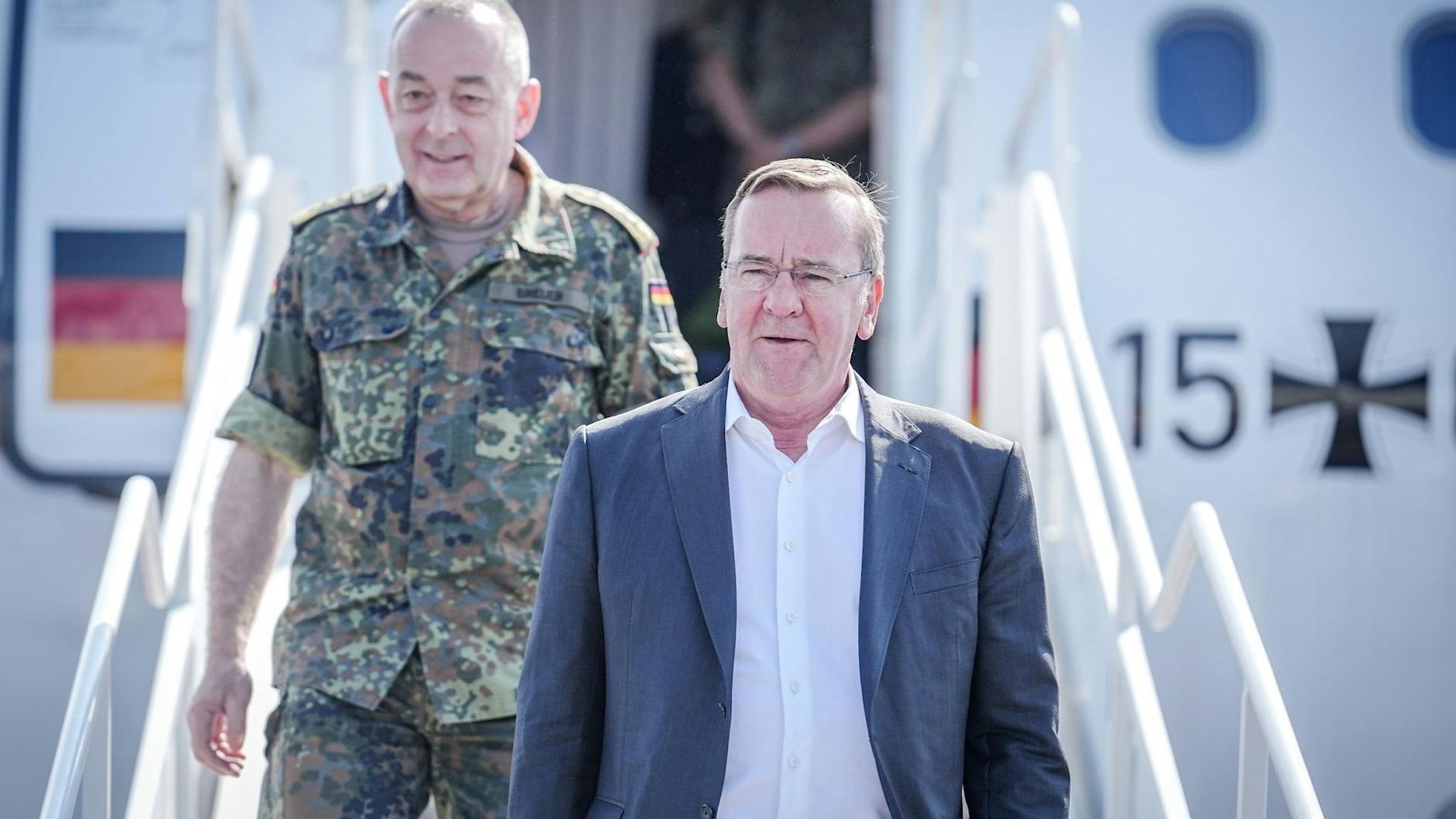 Verteidigungsminister Boris Pistorius und Carsten Breuer, Generalinspekteur der Bundeswehr, kommen auf dem Flughafen in Vilnius an. Sie beobachten eine Übung zur Verlegung von Bundeswehrsoldaten nach Litauen.