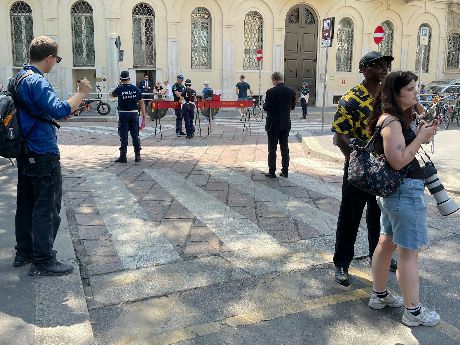 Straßensperre an der Via Borgonuovo, wo die Modenschau von Giorgio Armani stattfindet. 