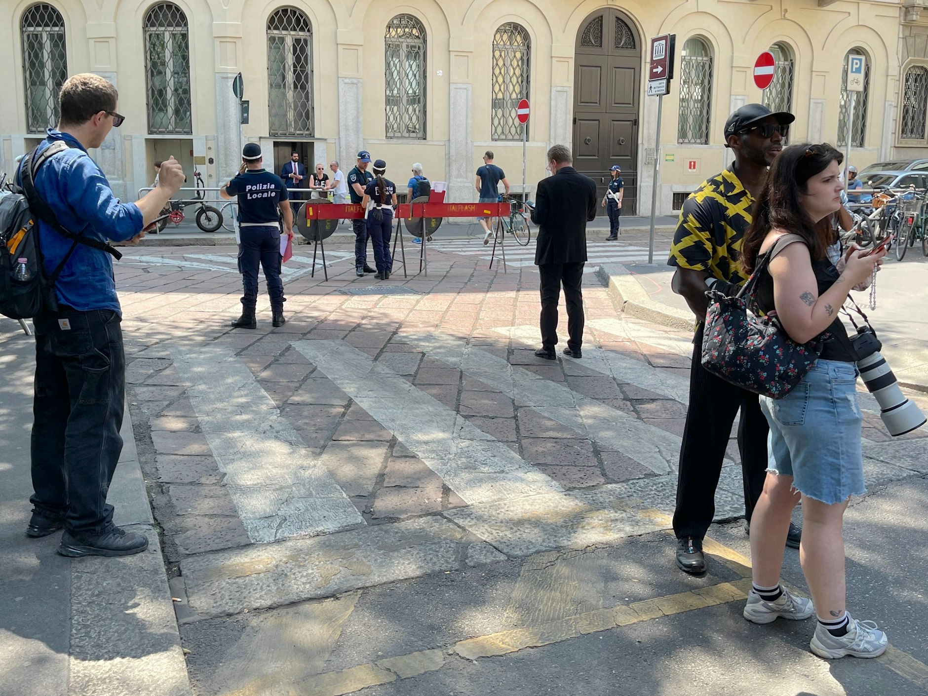 Straßensperre an der Via Borgonuovo, wo die Modenschau von Giorgio Armani stattfindet.&nbsp;