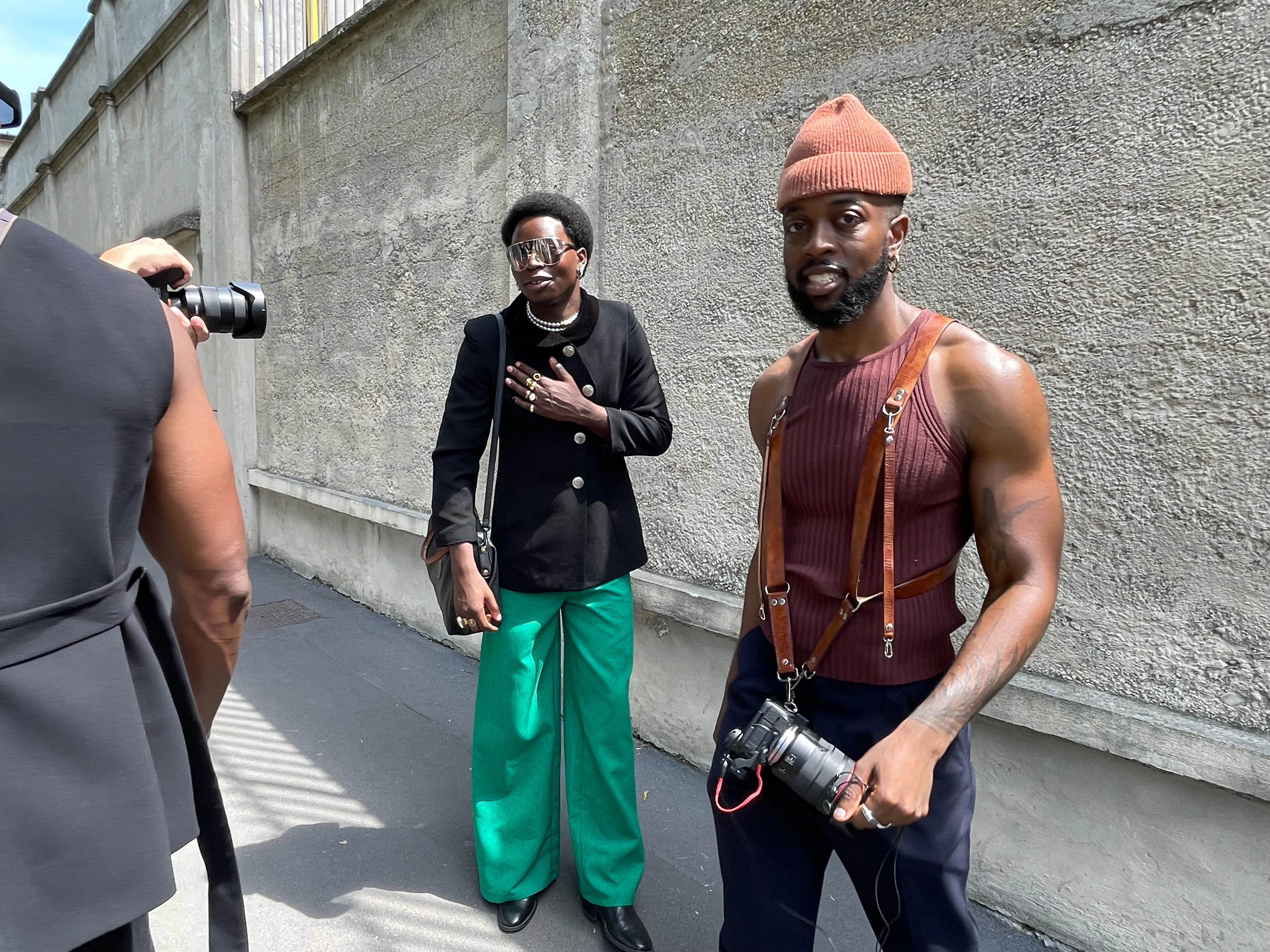 Die Hitze glüht, doch ein wahrer Street-Style-Profi kennt keinen Schmerz. Da haben es die Fotografen schon leichter, obwohl auch sie sich mit ihren Outfits Mühe geben.&nbsp;
