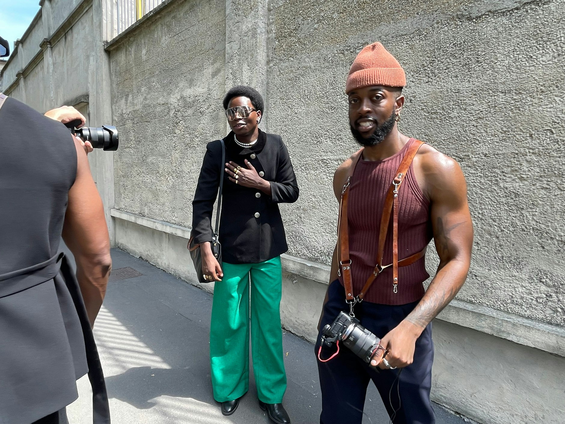 Die Hitze glüht, doch ein wahrer Street-Style-Profi kennt keinen Schmerz. Da haben es die Fotografen schon leichter, obwohl auch sie sich mit ihren Outfits Mühe geben.&nbsp;