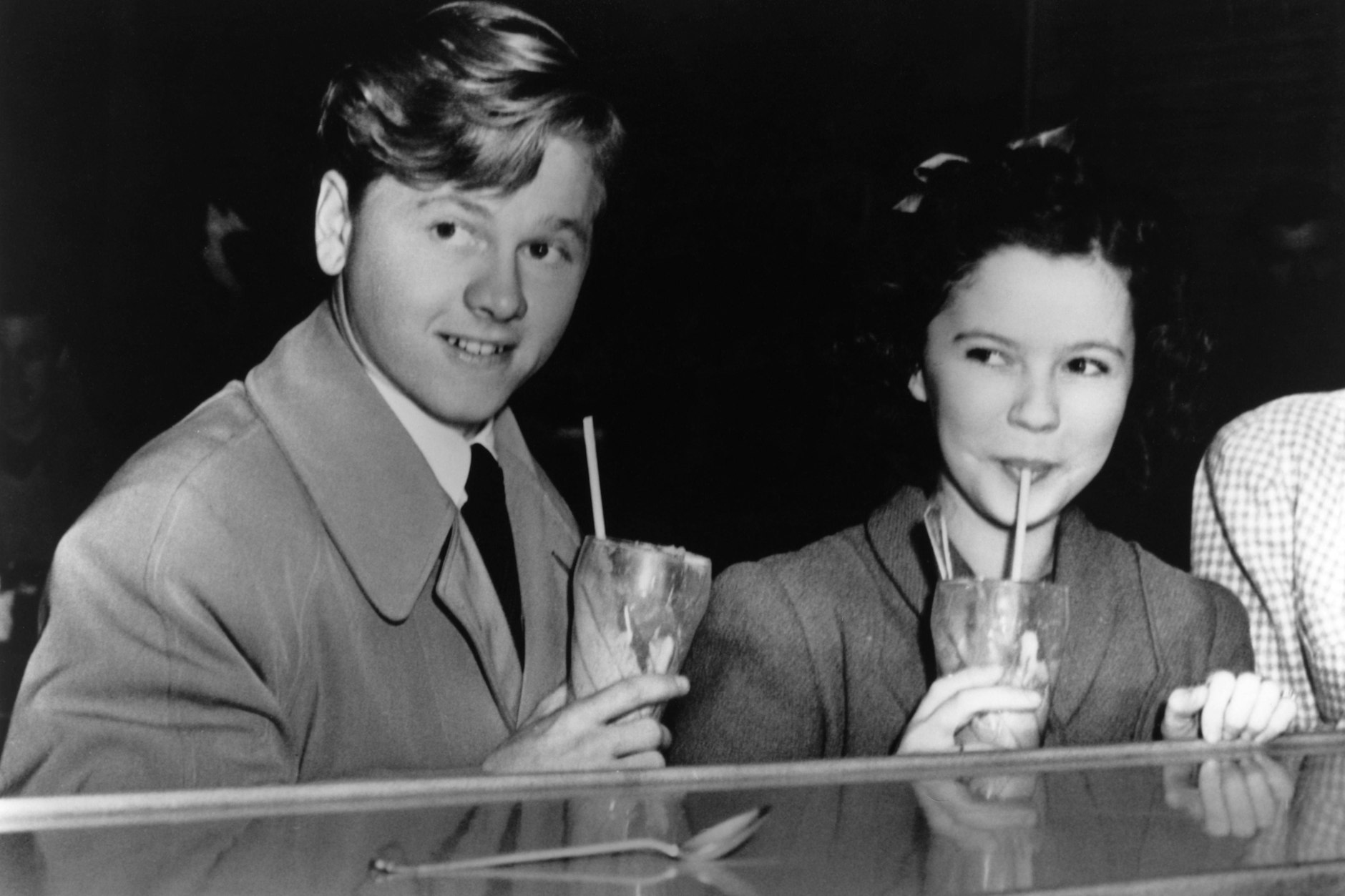 Ausnahmsweise mit Milchshake statt dem eigenen Mocktail: Shirley Temple, hier 1946 mit dem Schauspielkollegen Mickey Rooney.